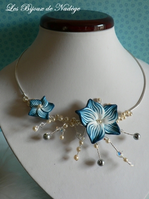 collier artisanale mariage fleur bleu