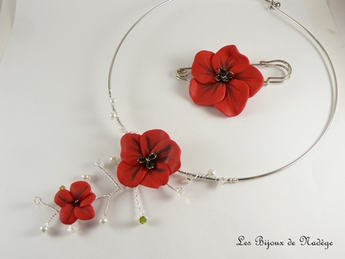 collier mariage coquelicot et accroche traîne fleur