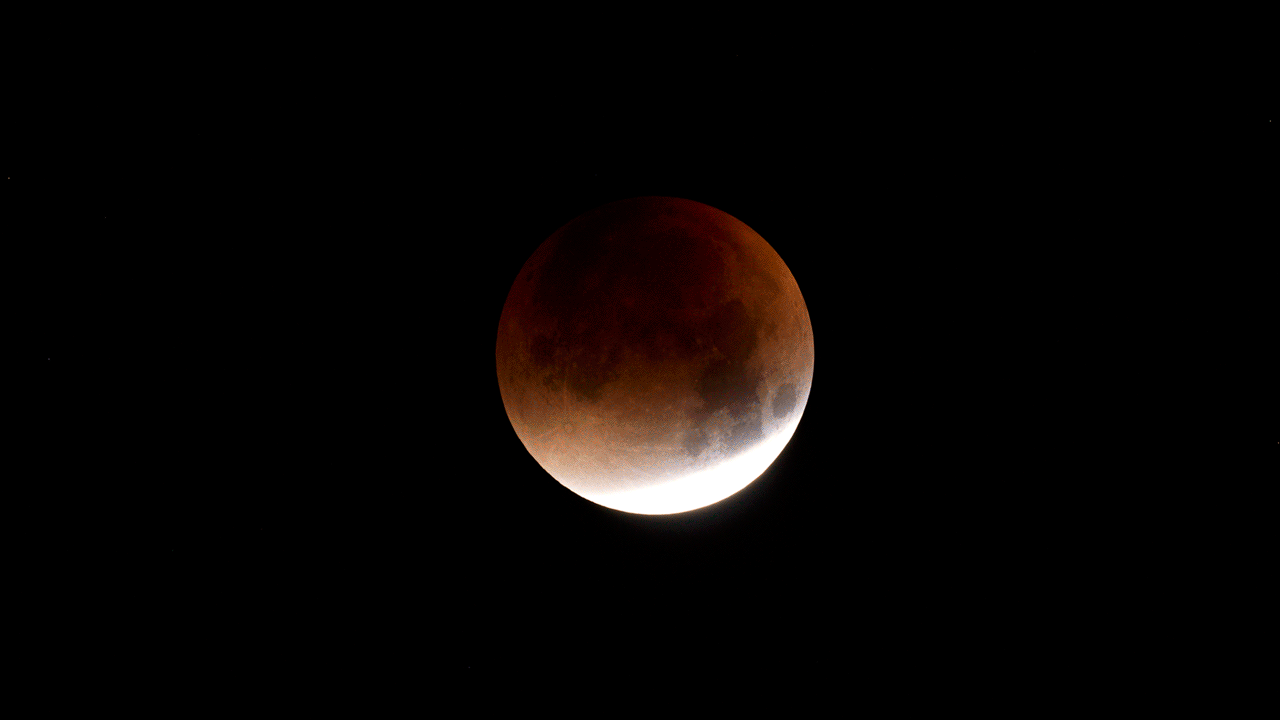 éclipse de lune sur un fond étoilé
