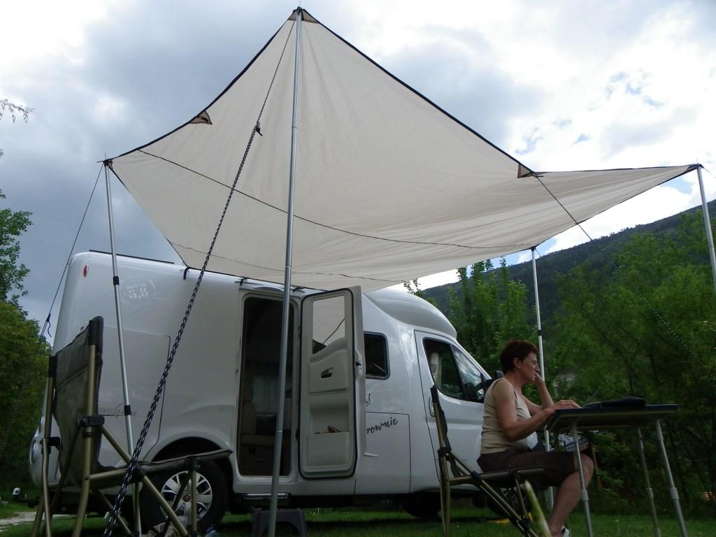 auvent TARP (voile d'ombrage), fixations. Escapades Nature en CampingCar