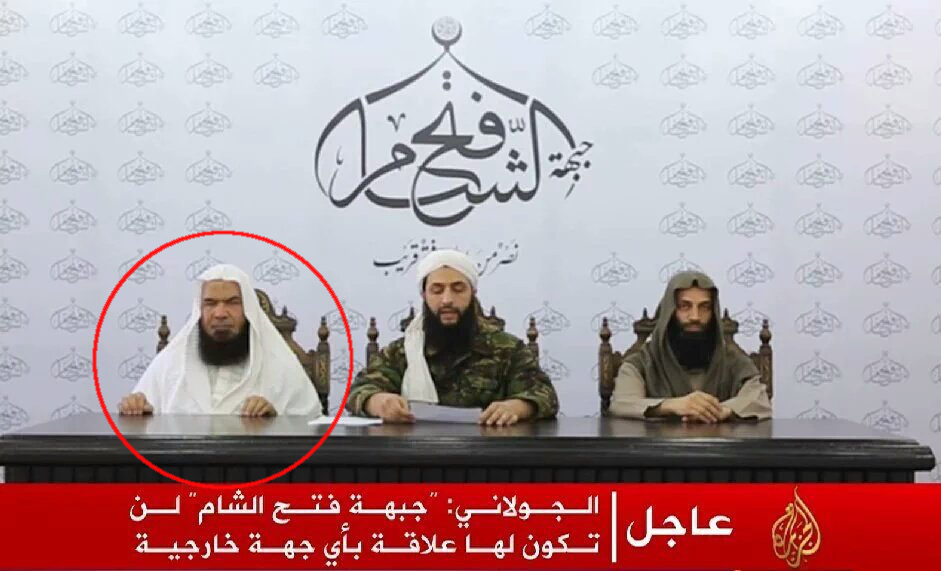 Le 28 juillet 2016, Abu Muhammad al-Jolani, au centre, annonce la fondation de Jabhat Fath al-Sham, soi-disant hors du giron d'Al-Qaeda. Il est flanqué d'Abu Faraj al-Masri, ici cerclé de rouge, et d'Abu Abdullah al-Shami, juge de la charia.