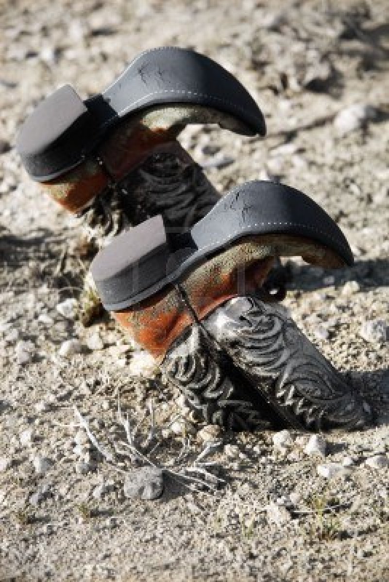 3082818-vintage-bottes-de-cow-boy-enterre-la-tete-en-bas-dans-la-terre