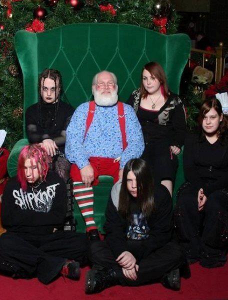 pere noel avec un groupe de batteurs m&Atilde;&copy;tal