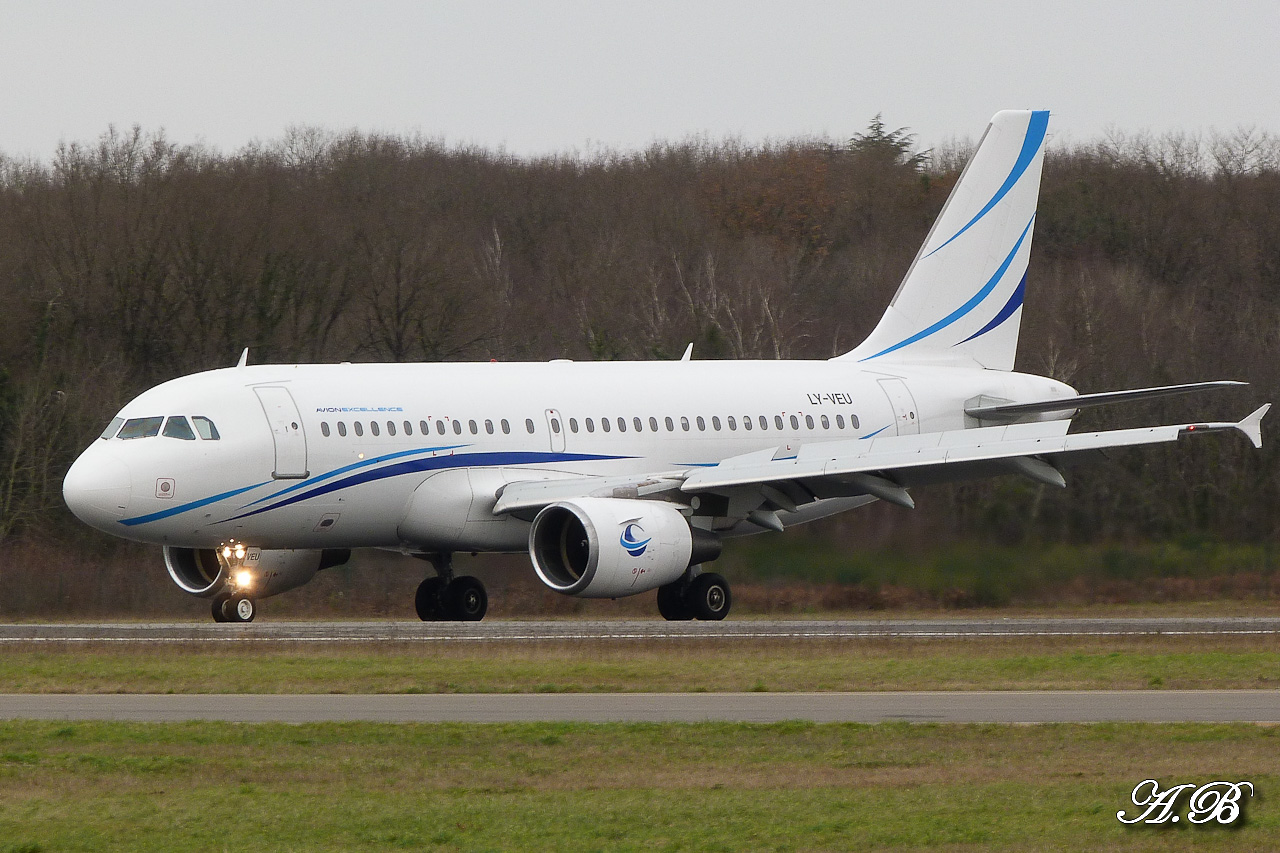 [24/12/2012] Airbus A319 (LY-VEU) Avion Express 12122405450015701310694901
