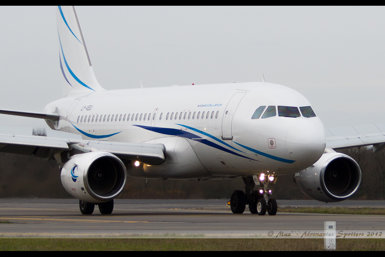 [24/12/2012] Airbus A319 (LY-VEU) Avion Express 12122408393215701310695295