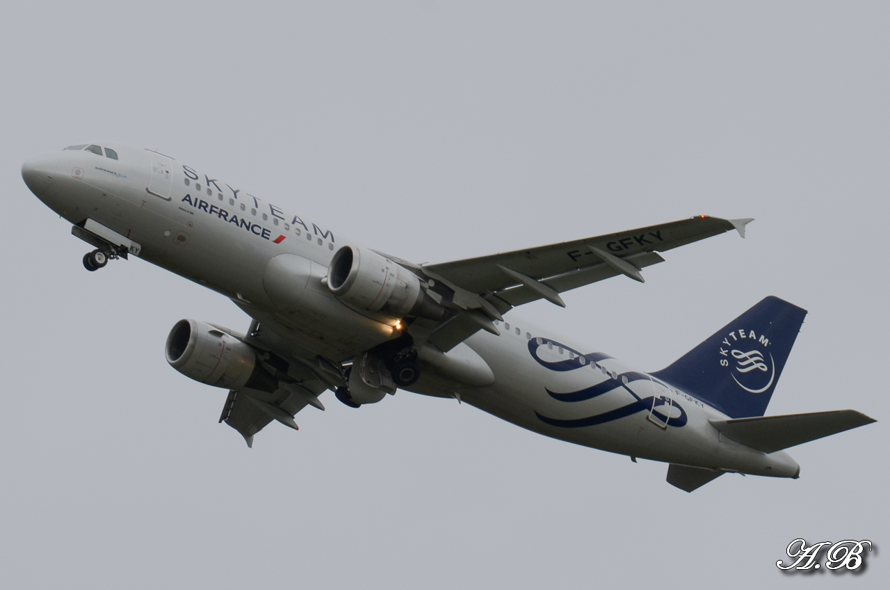 [22/01/2013] Airbus A320 (F-GFKY) Air France Skyteam c/s 13012211573815922510789879