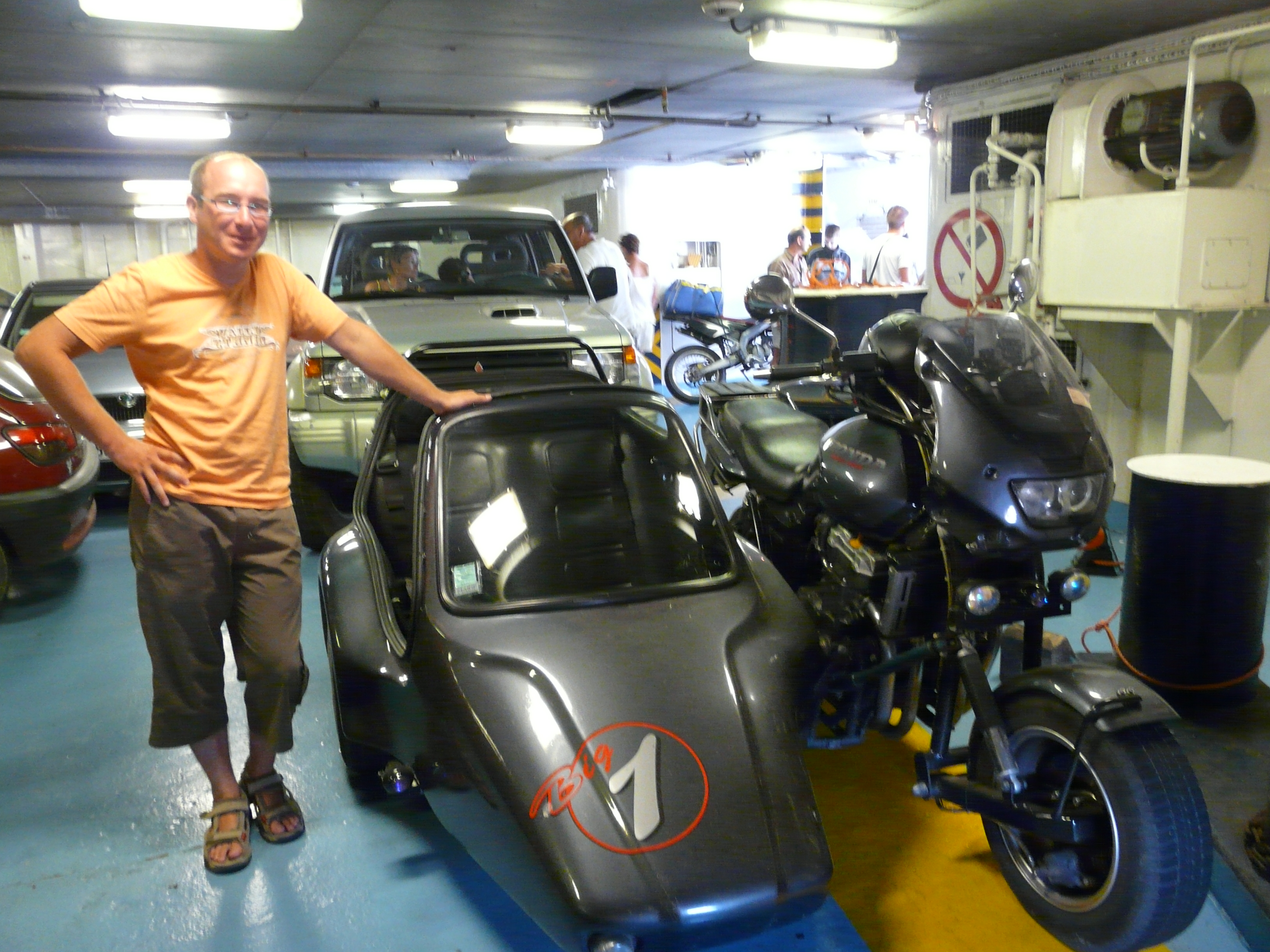 Ted et le side dans les soutes du ferry