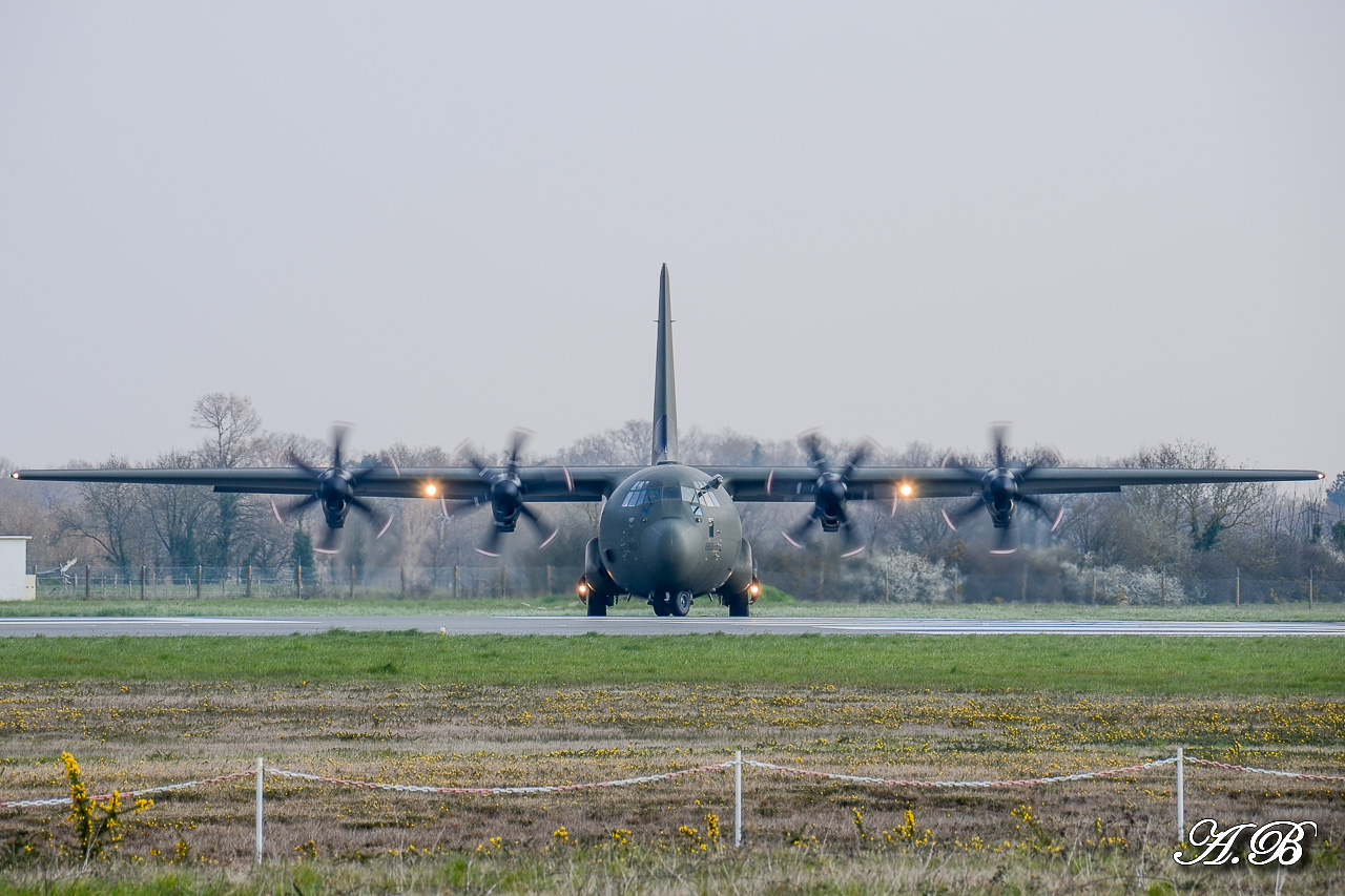 [03/04/2013] Lockheed Hercules C130-5 (ZH883) Royal Air Force - Page 2 13040409145315922511048598