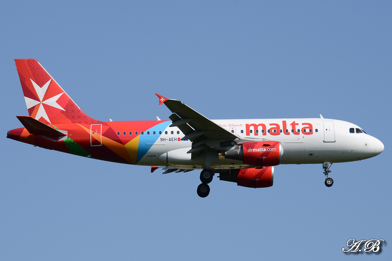 [25/04/2013] A319 (9H-AEH] Air Malta (nouvelles couleurs) 13042612131416280011122771