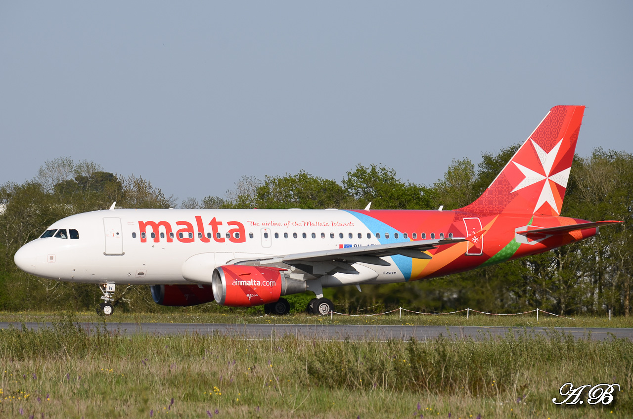 [25/04/2013] A319 (9H-AEH] Air Malta (nouvelles couleurs) 13042612131416280011122774