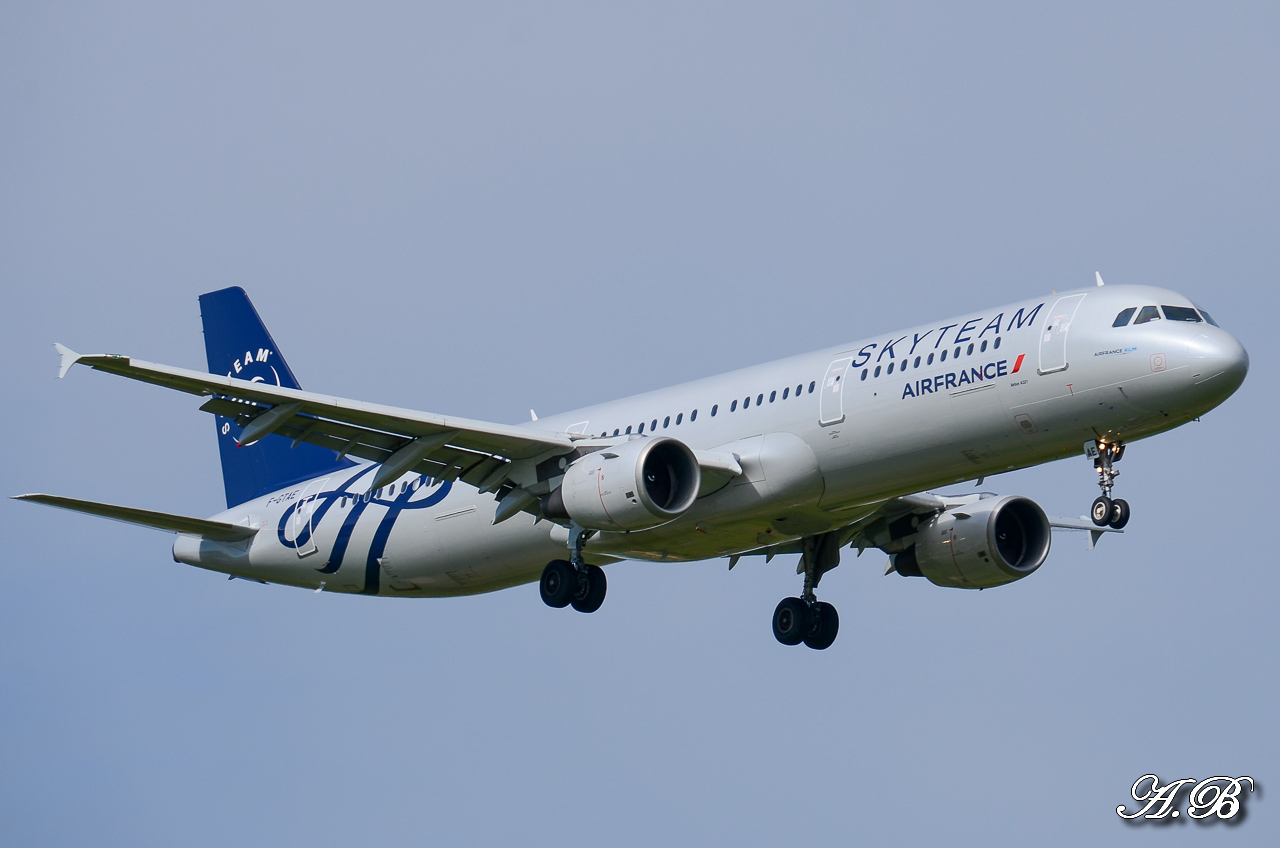 Spotting du 29/04/2013 / Airbus A321-211 Air France (SkyTeam) F-GTAE + Airbus A320-212 Avion Express LY-COM 13050407455916280011152862