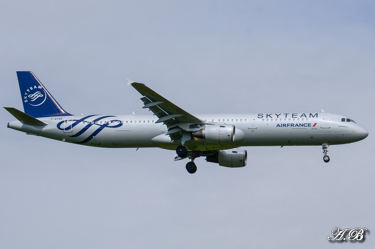 Spotting du 29/04/2013 / Airbus A321-211 Air France (SkyTeam) F-GTAE + Airbus A320-212 Avion Express LY-COM 13050407455916280011152864