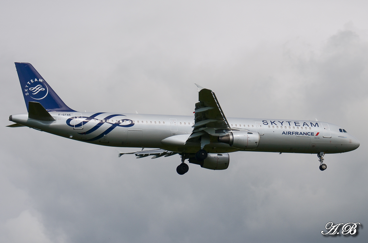 Spotting du 29/04/2013 / Airbus A321-211 Air France (SkyTeam) F-GTAE + Airbus A320-212 Avion Express LY-COM 13050407455916280011152865
