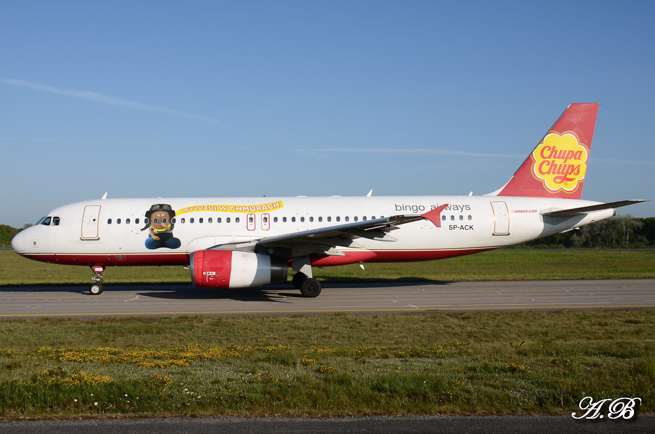 [04/05/2013]  A320 EasyJet "Full Orange" + 738 Travel "Prague love you" +757 Privilege 13050407572216280011152956