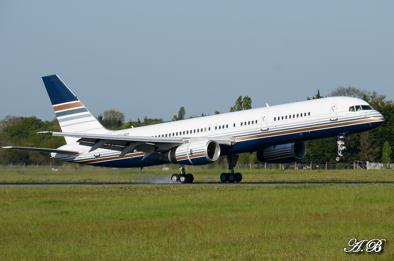 [04/05/2013]  A320 EasyJet "Full Orange" + 738 Travel "Prague love you" +757 Privilege 13050408070116280011153045