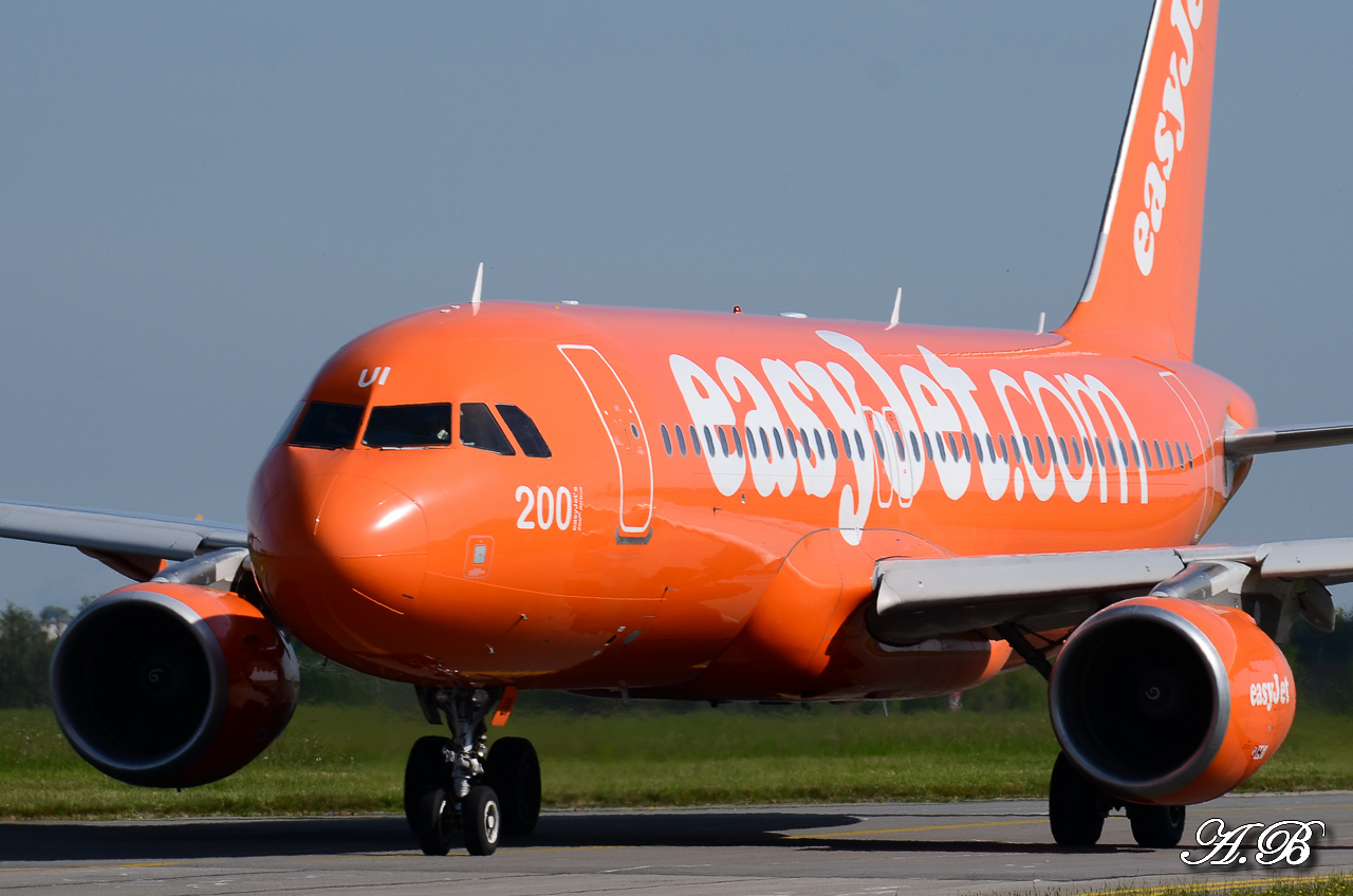 [04/05/13] Airbus A320 (G-EZUI) EasyJet  "200th Airbus for Easyjet" 13050408070216280011153049