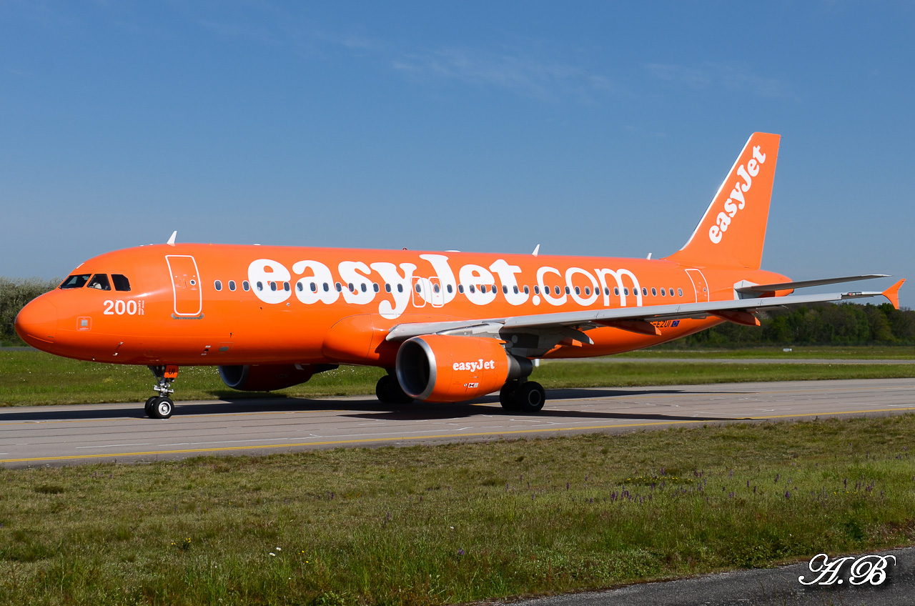 [04/05/13] Airbus A320 (G-EZUI) EasyJet  "200th Airbus for Easyjet" 13050408070216280011153050