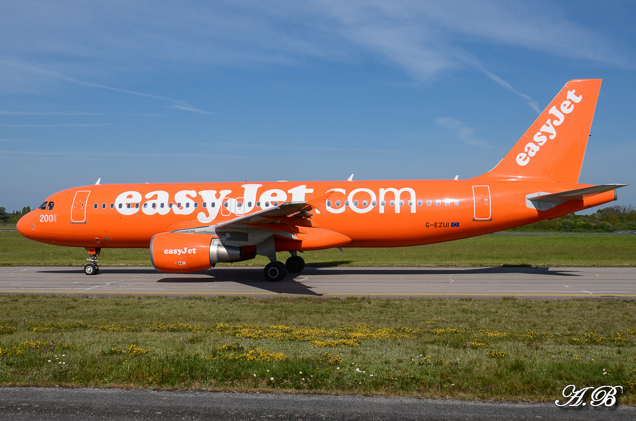 [04/05/13] Airbus A320 (G-EZUI) EasyJet  "200th Airbus for Easyjet" 13050408070216280011153051