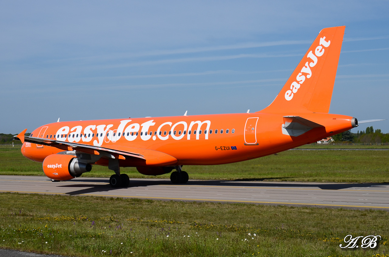 [04/05/13] Airbus A320 (G-EZUI) EasyJet  "200th Airbus for Easyjet" 13050408070316280011153052