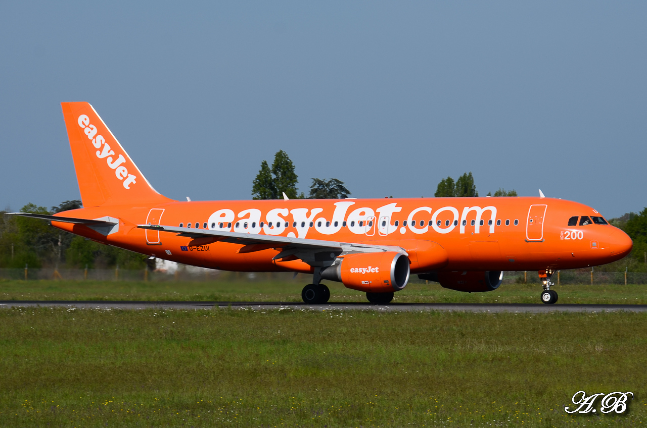 [04/05/13] Airbus A320 (G-EZUI) EasyJet  "200th Airbus for Easyjet" 13050408070316280011153053