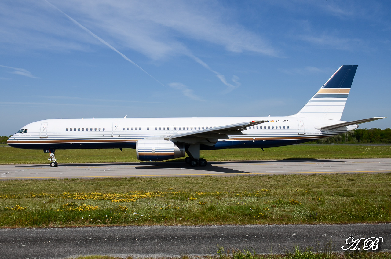 [04/05/2013]  A320 EasyJet "Full Orange" + 738 Travel "Prague love you" +757 Privilege 13050408070316280011153057