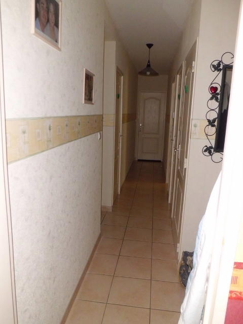 2 couloirs long, très étroit et sombre avec escalier 13052610233316443411230526