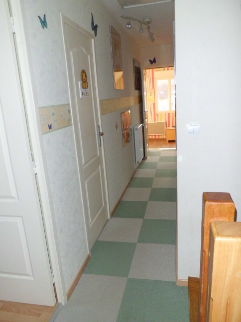 2 couloirs long, très étroit et sombre avec escalier 13052610244616443411230534