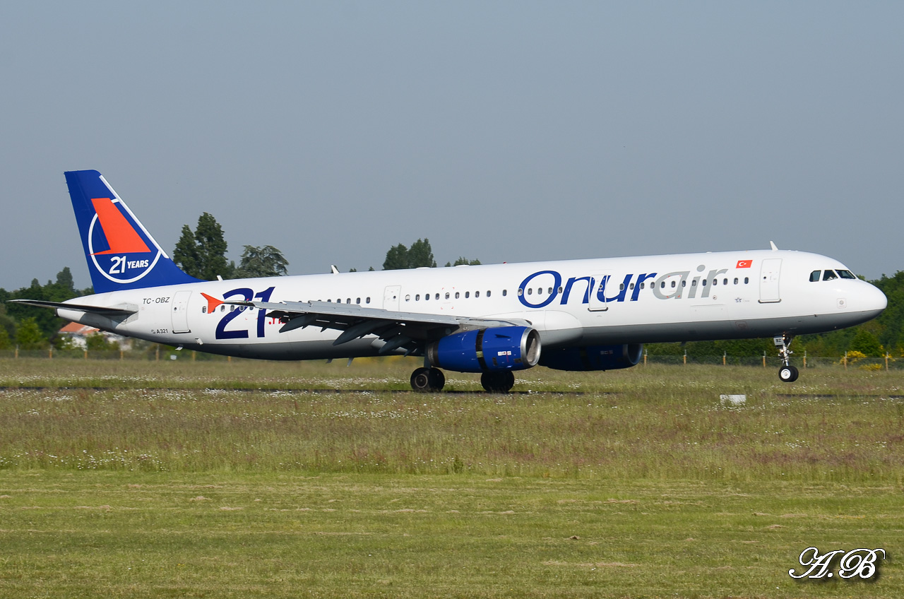 [26/05/2013] Airbus A321-200 (TC-OBZ) Onur Air : "21 Years" sticker 13052808154516280011239439