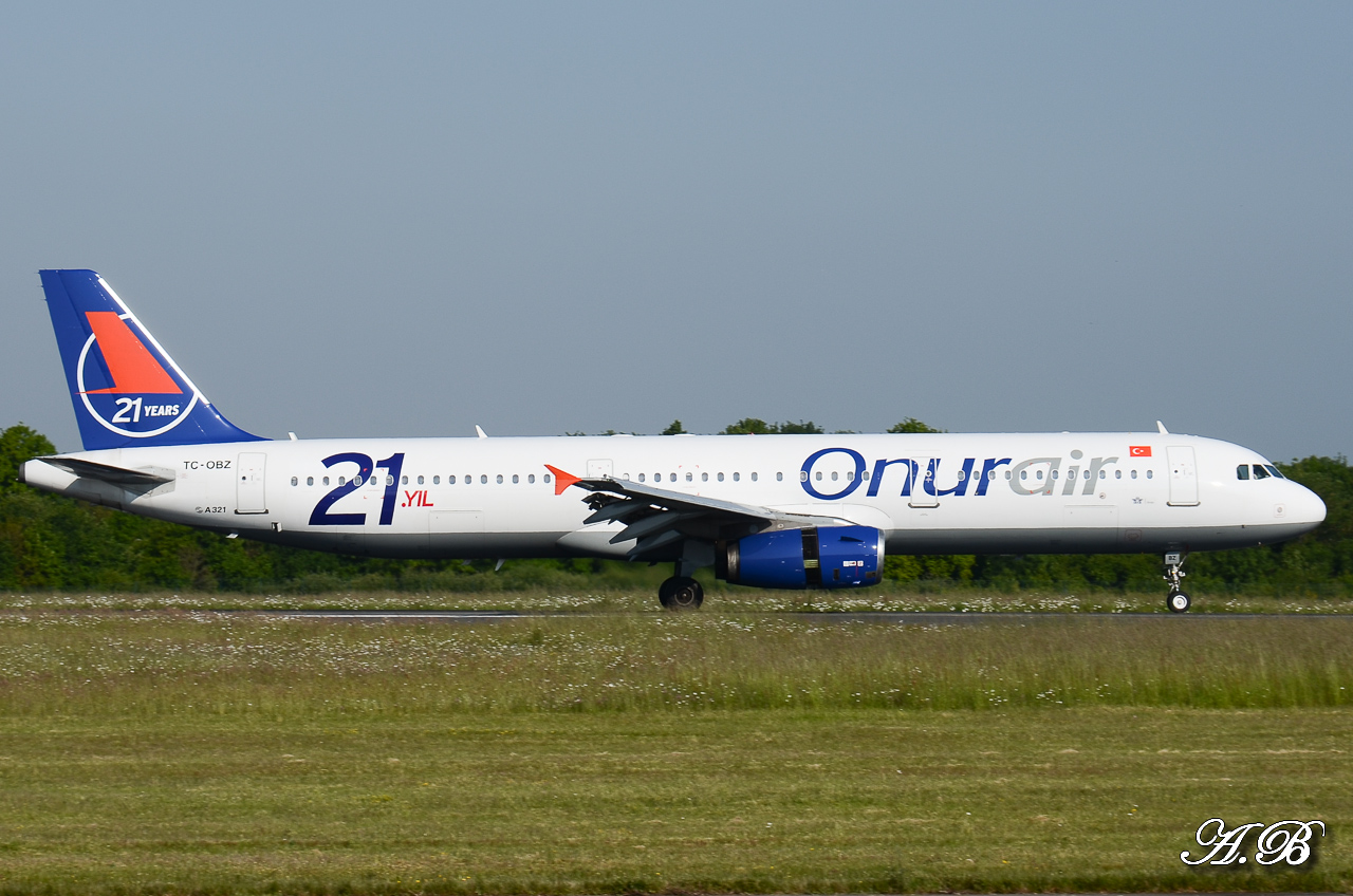 [26/05/2013] Airbus A321-200 (TC-OBZ) Onur Air : "21 Years" sticker 13052808154516280011239440