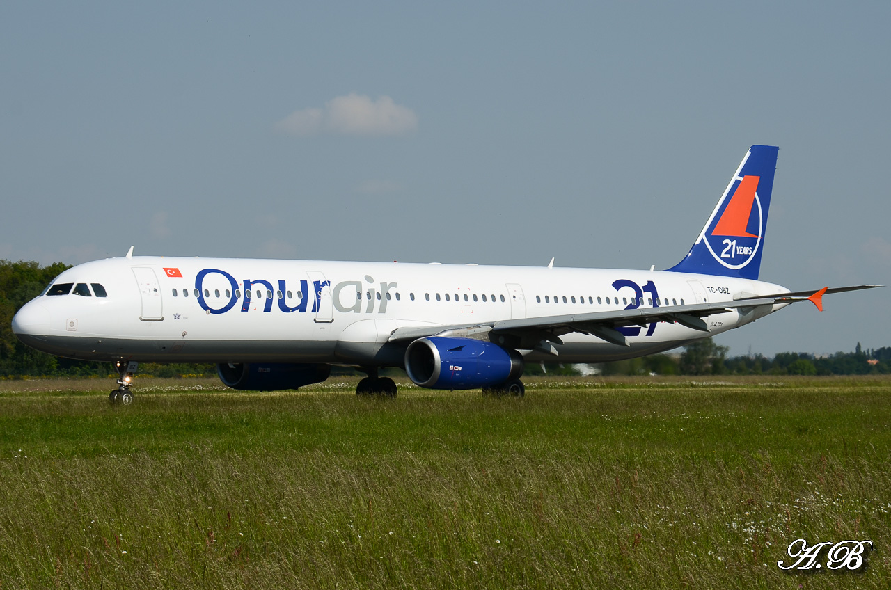 [26/05/2013] Airbus A321-200 (TC-OBZ) Onur Air : "21 Years" sticker 13052808154616280011239441