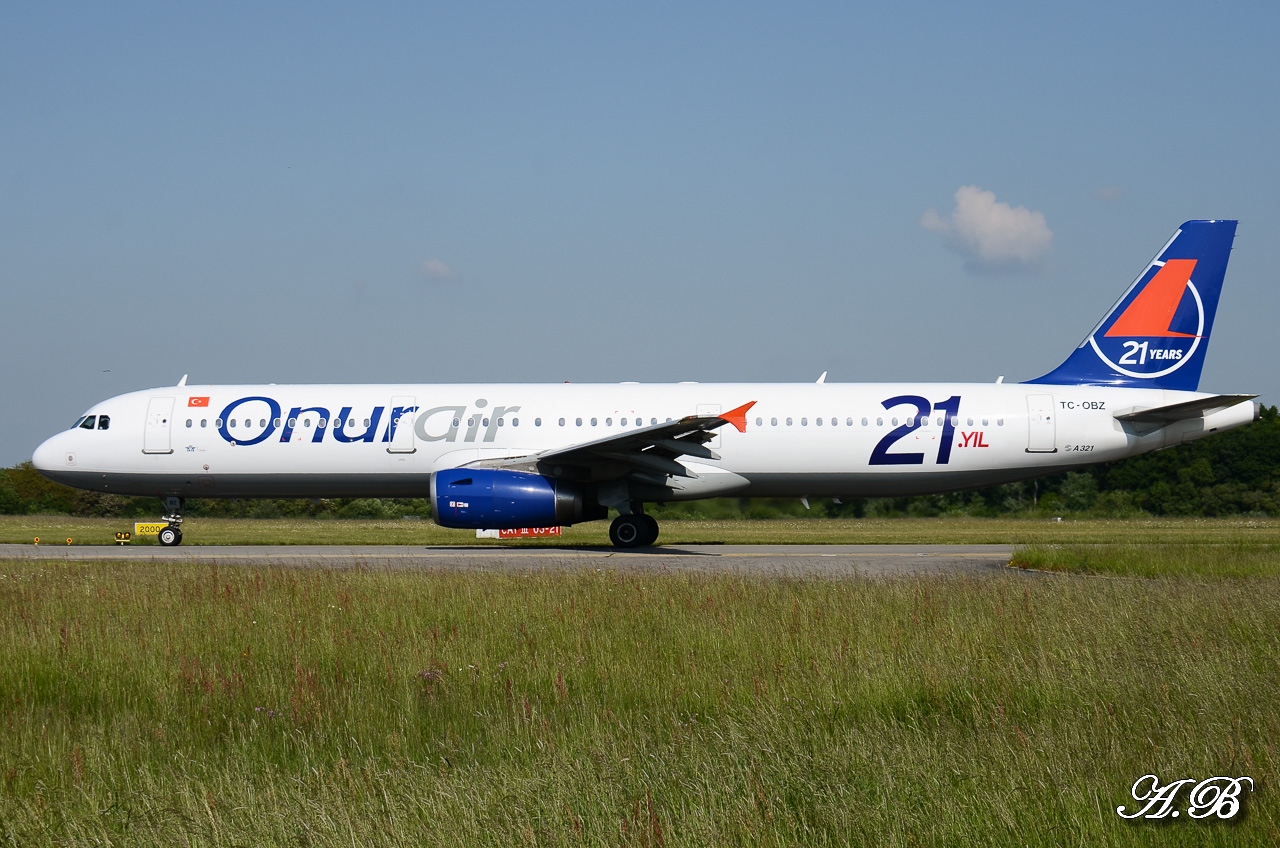 [26/05/2013] Airbus A321-200 (TC-OBZ) Onur Air : "21 Years" sticker 13052808154616280011239442