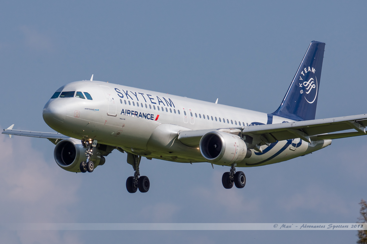Spotting du 01/06/2013 : A320 Cosmo/Smartwings + A320 AF Skyteam + 737 Luxair +... 13060212375516463311252918