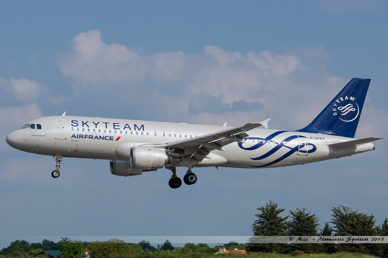 Spotting du 01/06/2013 : A320 Cosmo/Smartwings + A320 AF Skyteam + 737 Luxair +... 13060212375516463311252919