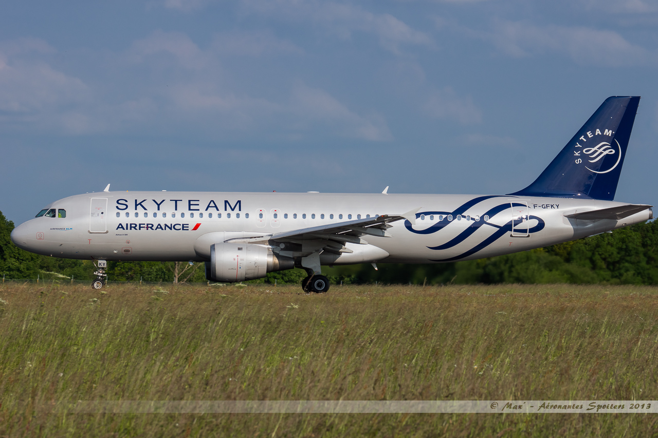 Spotting du 01/06/2013 : A320 Cosmo/Smartwings + A320 AF Skyteam + 737 Luxair +... 13060212375516463311252921