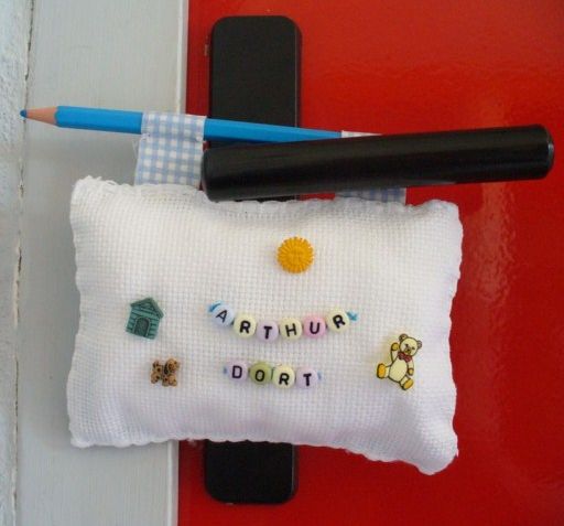 2013-2016 BRODERIE Point Compt� - 2008Coussin de porte  (1)