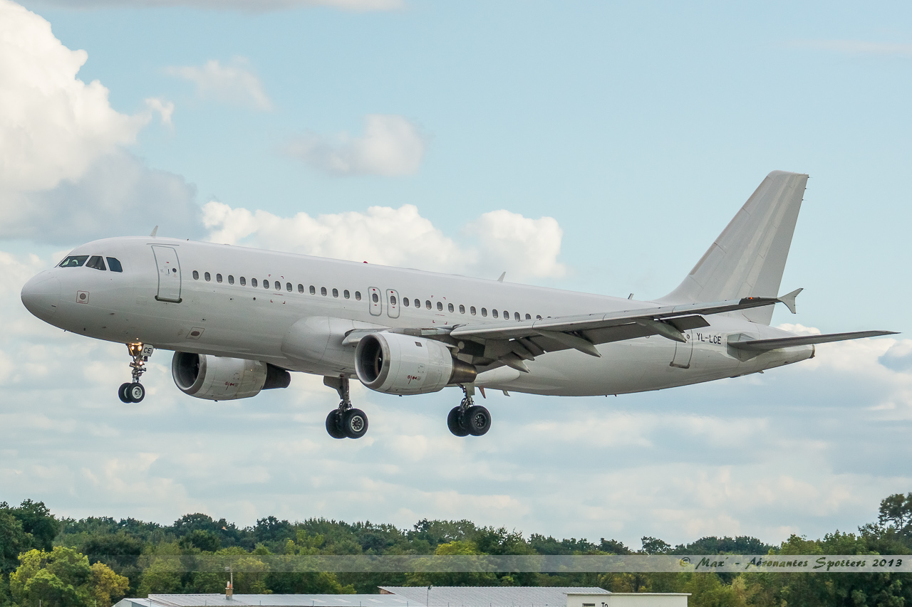 Spotting du 5/10/2013:A319 Syphax Airlines (TS-IEF) sans sa déco !!!! 13100507564716756011613780