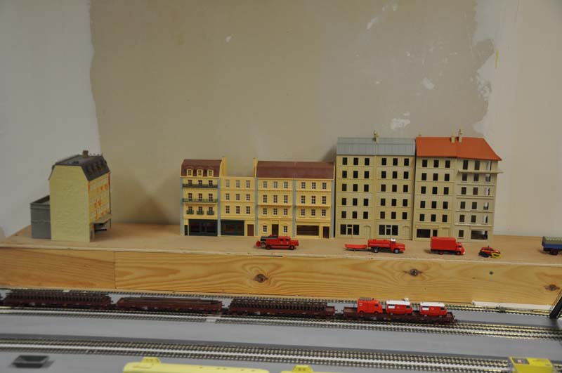 Maquette train HO Jouef, immeuble de façade, toit tuiles rouge