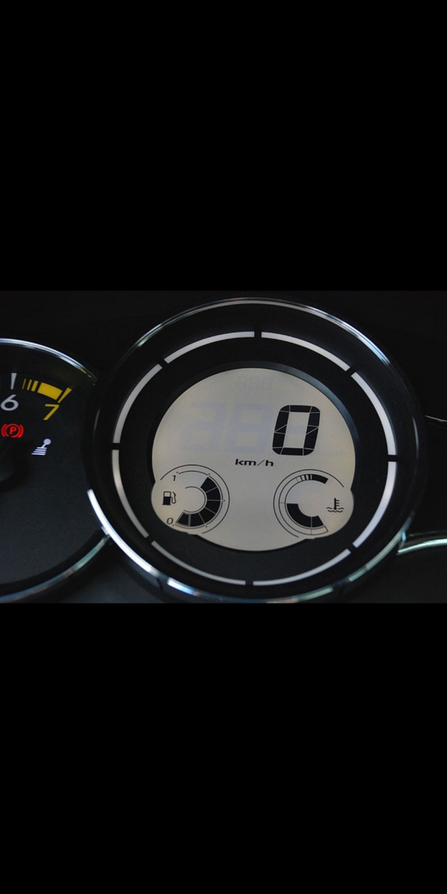 photo-renault-megane-iii-1-9-dci-130-ch-le-tableau-de-bord-melant-numerique-et-analogique-devrait-surement-faire-des-emules-tant-il-s-avere-pratique