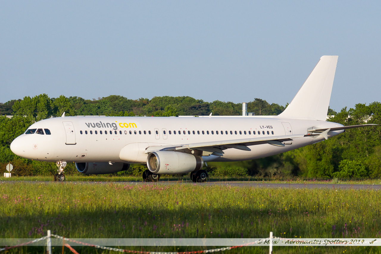 [20/04/2014] Airbus A320 (LY-VEQ) Vueling opb Avion Express 14042106415617438712167208
