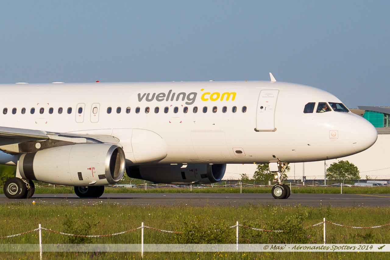 [20/04/2014] Airbus A320 (LY-VEQ) Vueling opb Avion Express 14042106420817438712167211