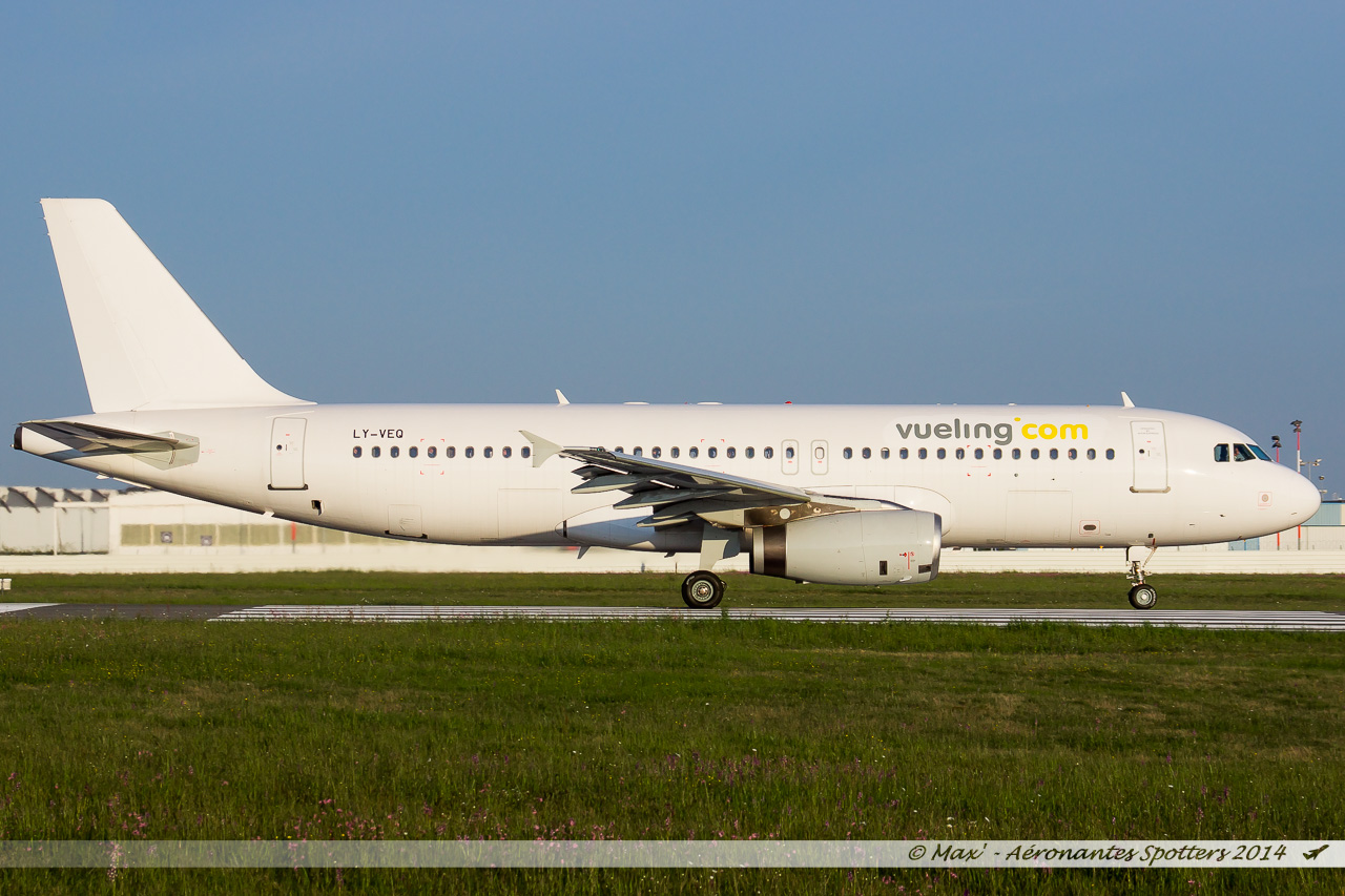 [20/04/2014] Airbus A320 (LY-VEQ) Vueling opb Avion Express 14042106421317438712167212