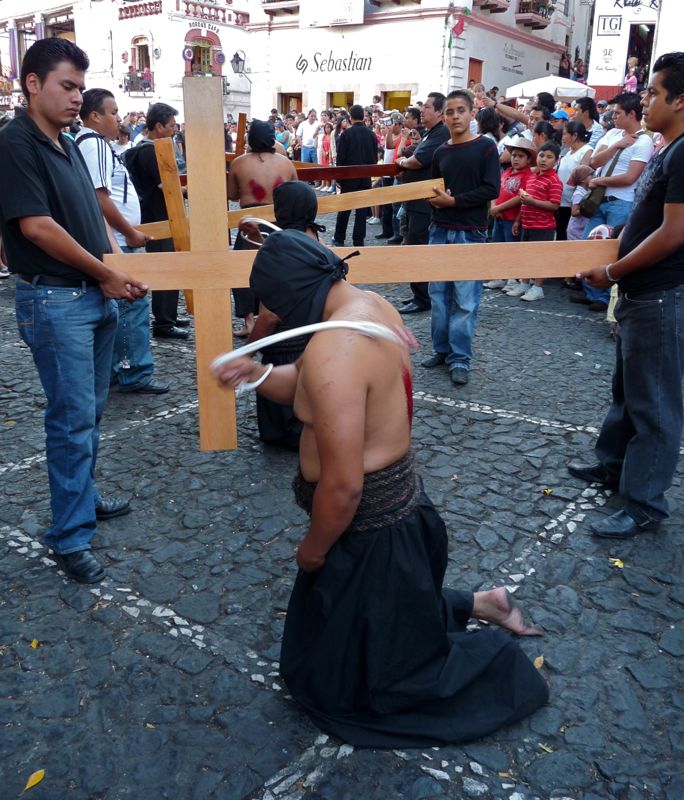 Semaine Sainte à TAXCO, Mexique : âmes sensibles s'abstenir 14090707251610049812506820