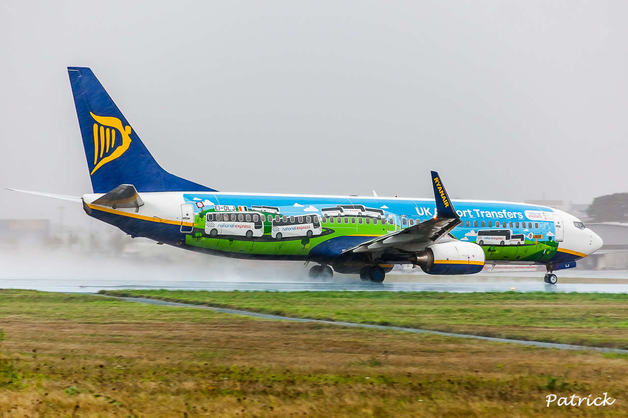 [08/10/2014] Boeing B737-800 (EI-DLJ) Ryanair : "UK Airports Transfers" c/s 14101004481517839012599924