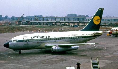 Lufthansa_Boeing_737-100_at_Manchester_Airport_in_1972