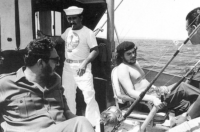 13-Rare-History-Photos-Fidel-Castro-Che-Guevara-Fishing1