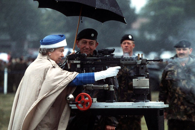 19-Rare-History-Photos-Queen-Elizabeth-II-Battle-Rifle1