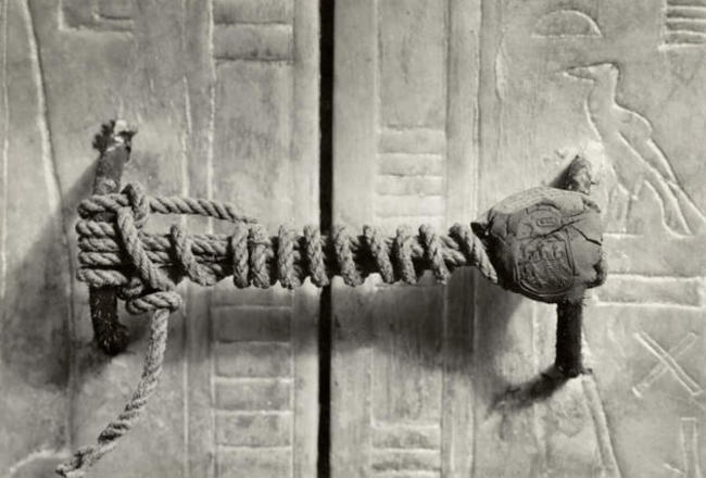36-Rare-History-Photos-Tutankhamun-Tomb-Unbroken-Seal1