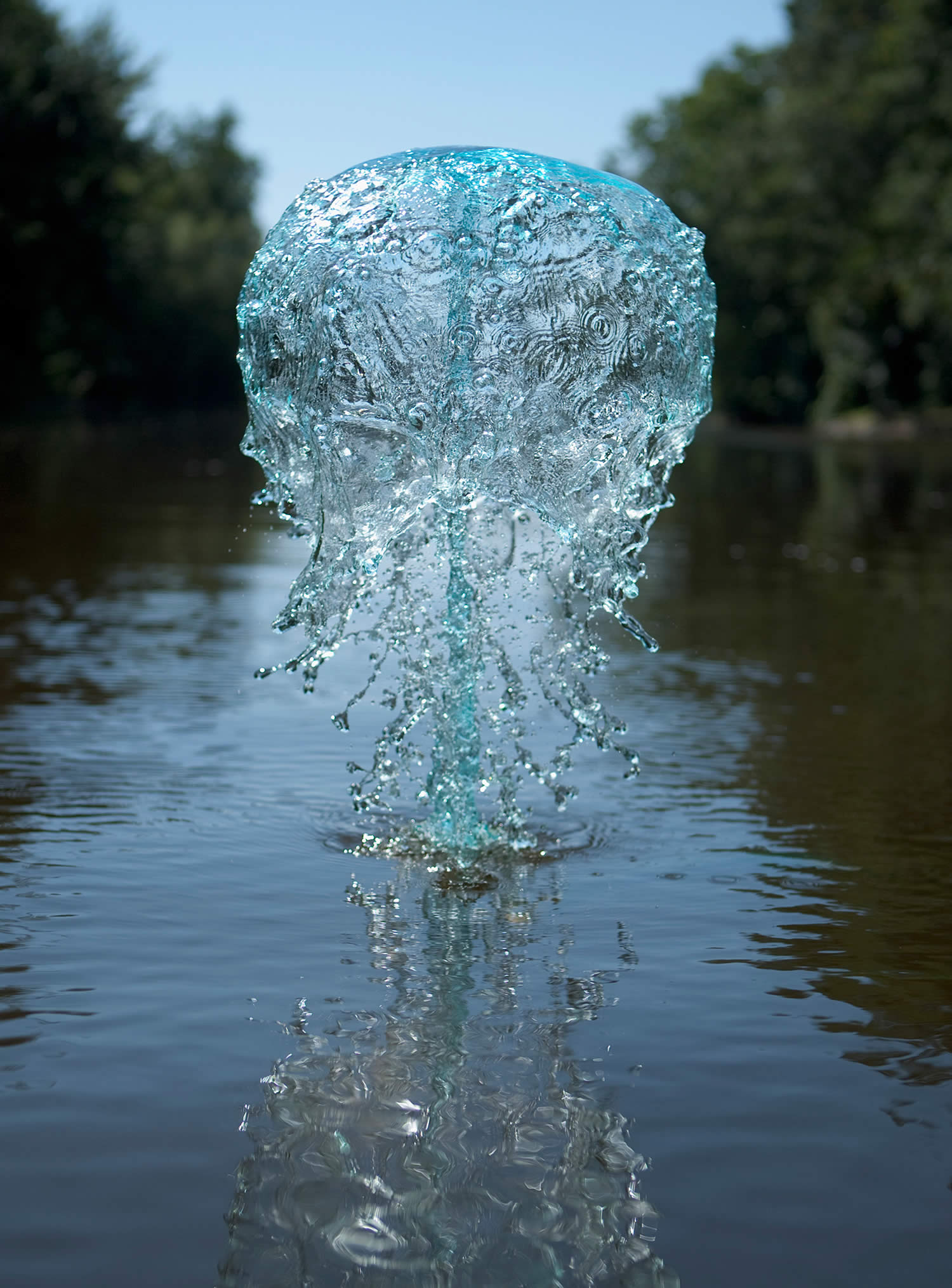 Вода необычные фото. Необычная вода. Фигуры из воды. Скульптуры из воды. Статуя из воды.