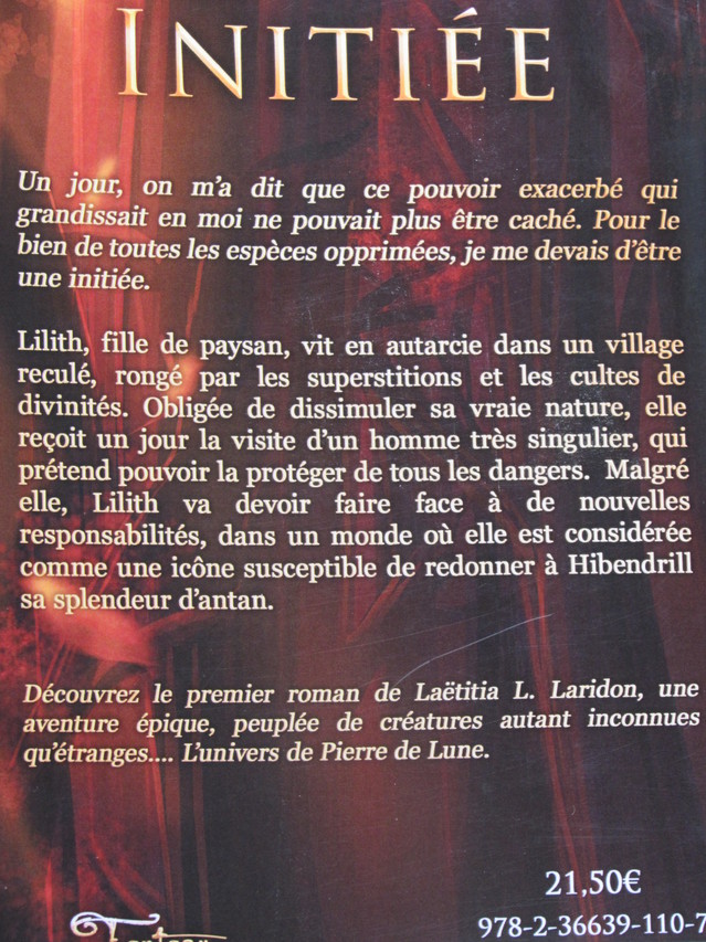 Pierre de Lune : tome 1 Initiée de Laetitia L Laridon 15062001292618385613384434