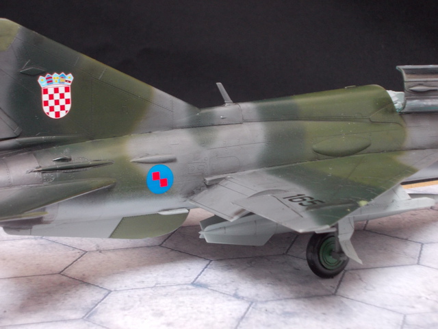 MiG-21 UM Mongol B ... Terminé... [Trumpeter 1/48] 16010201035310194413868623